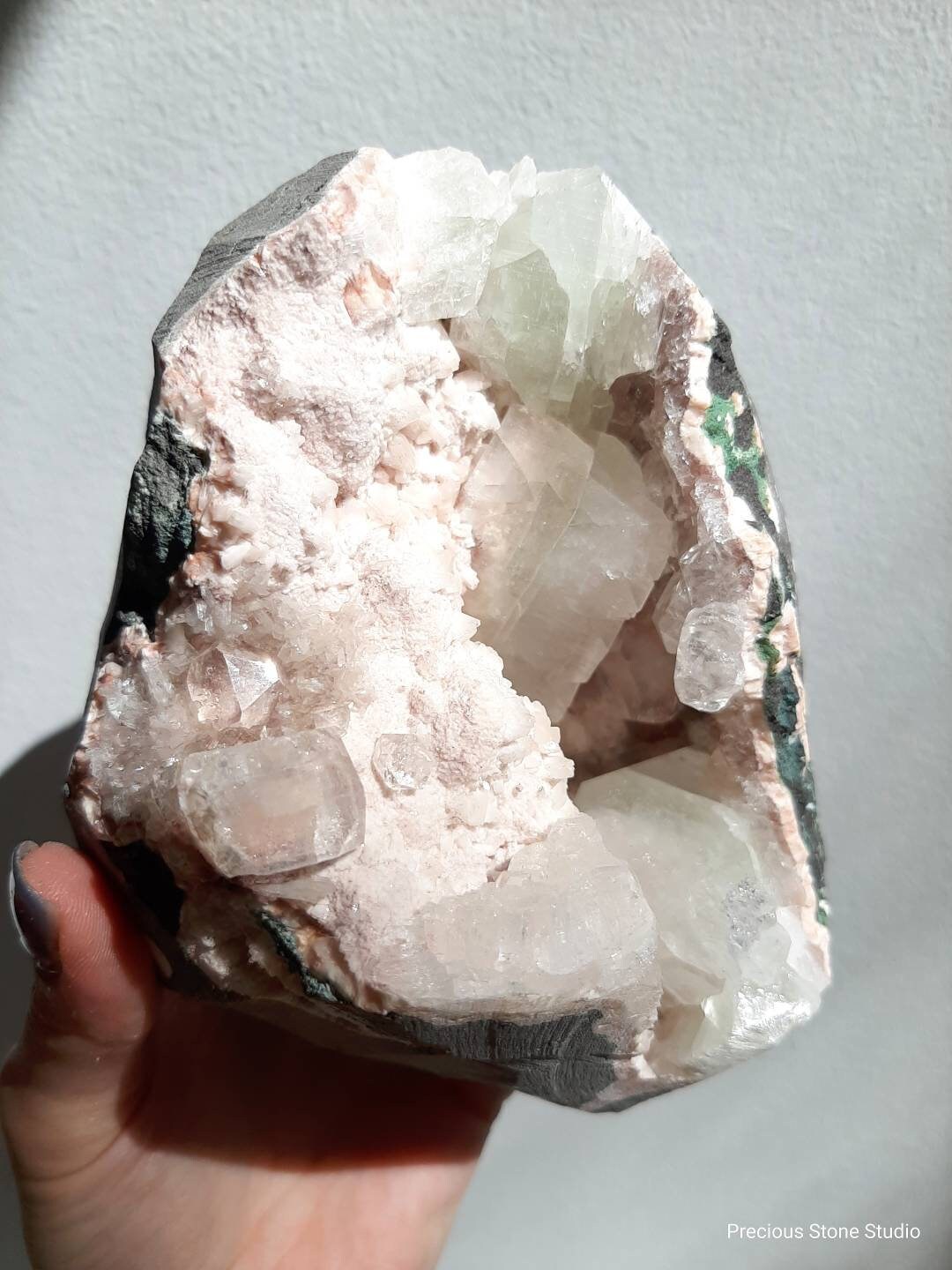 Apophyllite & stilbite crystal geode