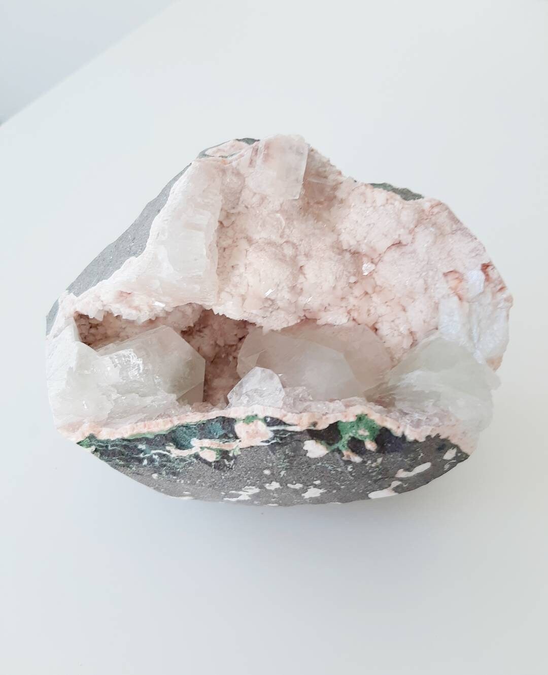 Apophyllite & stilbite crystal geode