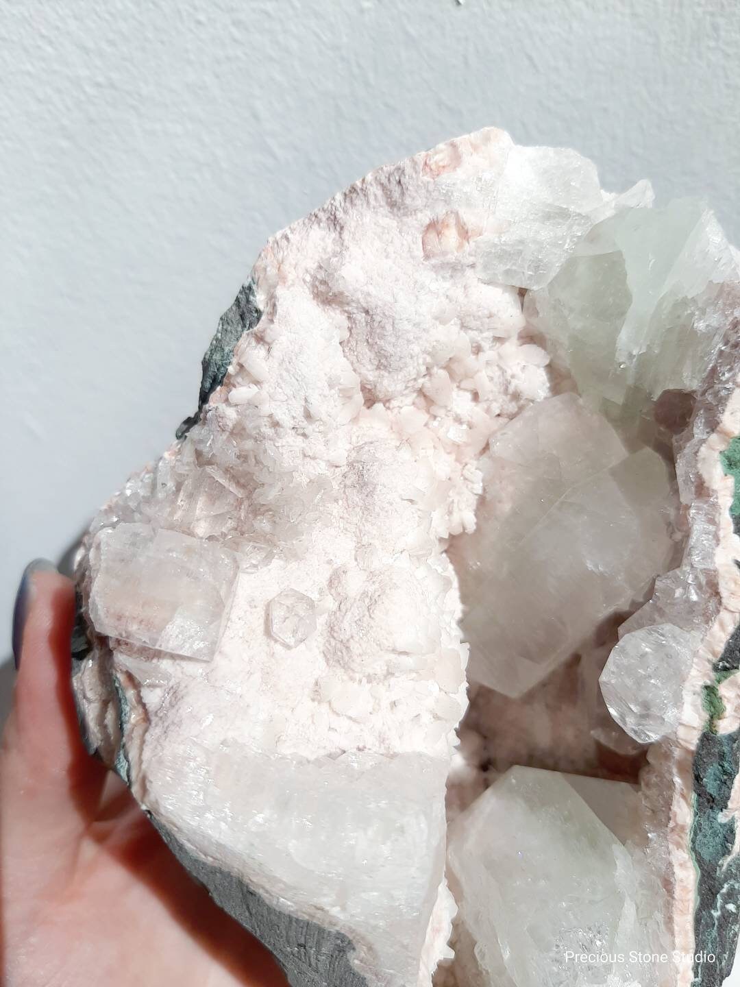 Apophyllite & stilbite crystal geode